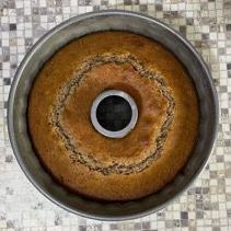 Un ciambellone in una teglia con un buco nel mezzo.