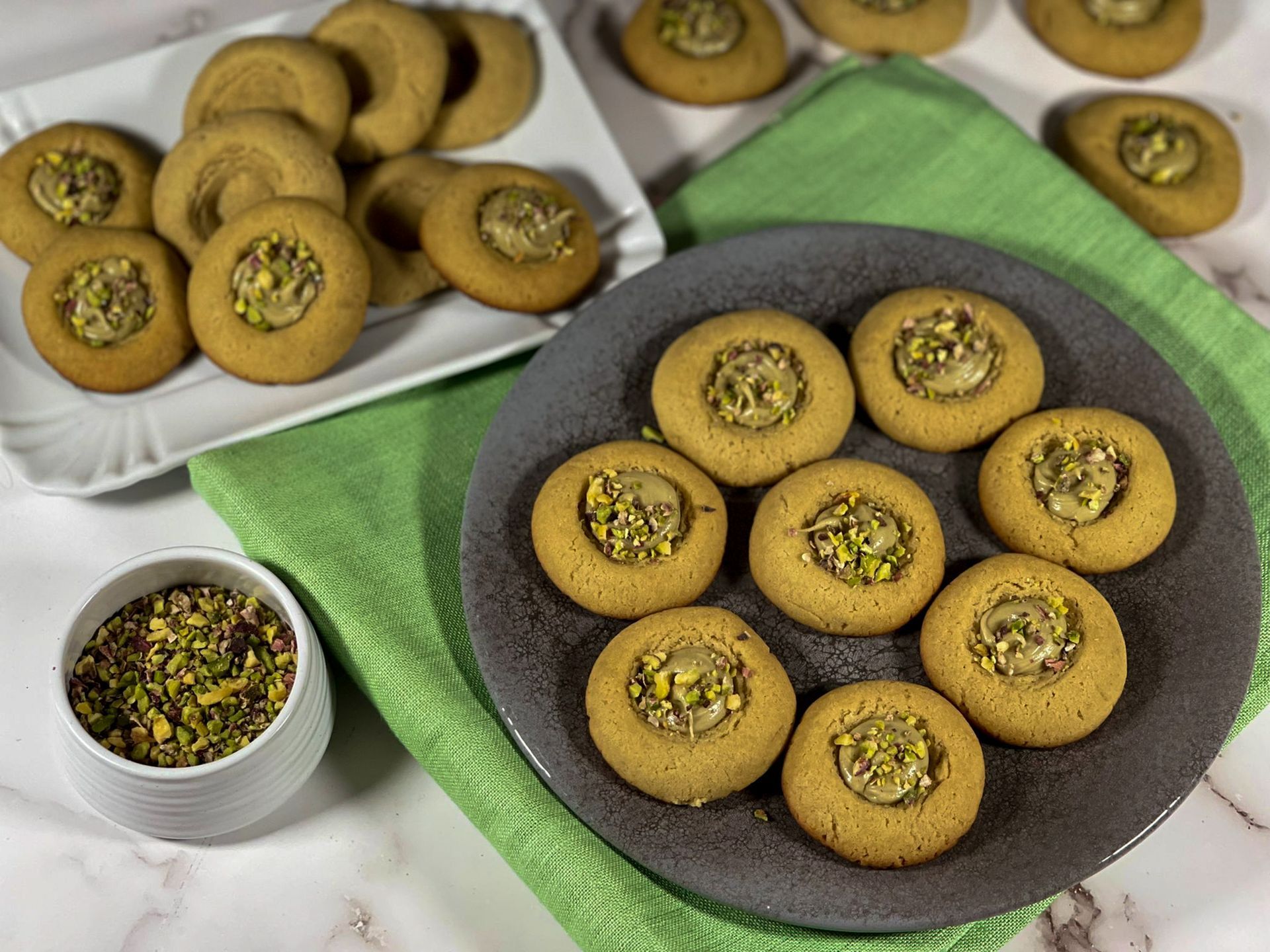 Un piatto di biscotti con pistacchi sopra su un tavolo.