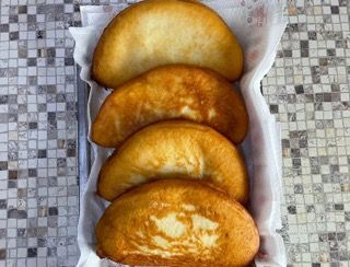 Un cestino pieno di dolci fritti su un tavolo