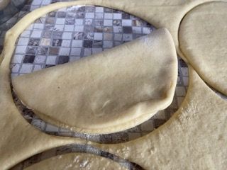 Un mucchio di cerchi di pasta su un tavolo