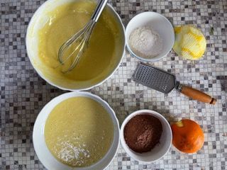 Un tavolo sormontato da ciotole di cibo e utensili.