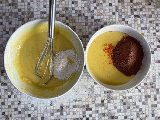 Due ciotole di cibo sono appoggiate su un bancone piastrellato.