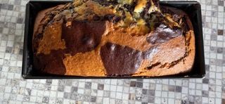 Una pagnotta di torta al cioccolato in una teglia su un tavolo.