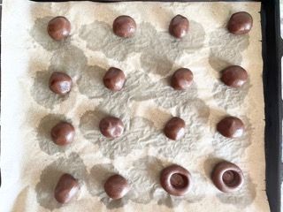 Un foglio di carta marrone con sopra delle palline di cioccolato