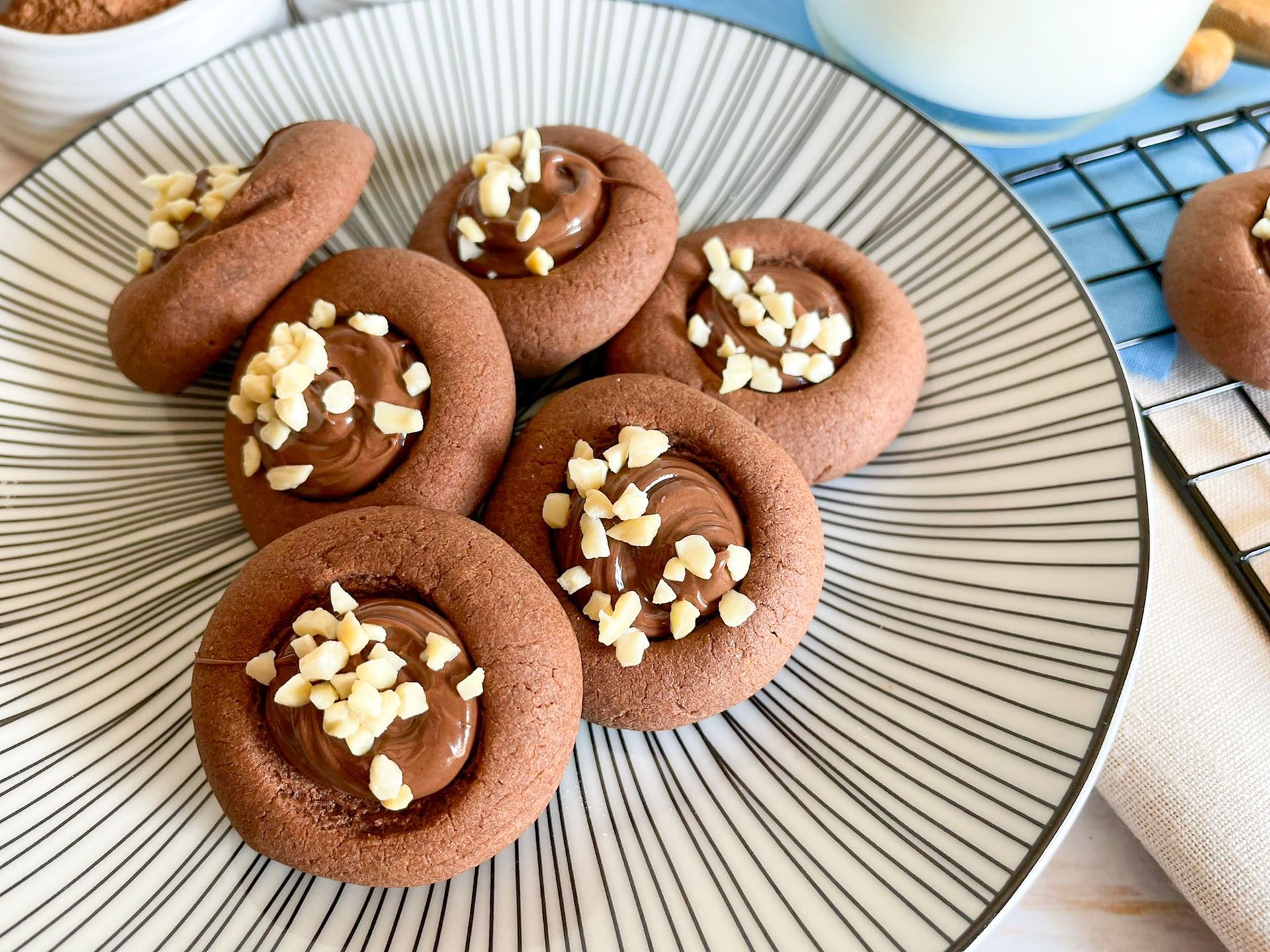 Un primo piano di un piatto di biscotti al cioccolato su un tavolo.