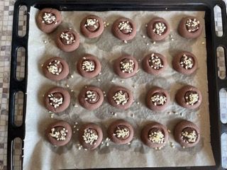 Un vassoio di biscotti al cioccolato con semi di sesamo sopra