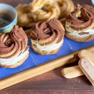 Un vassoio di biscotti tiramisù su un tavolo di legno