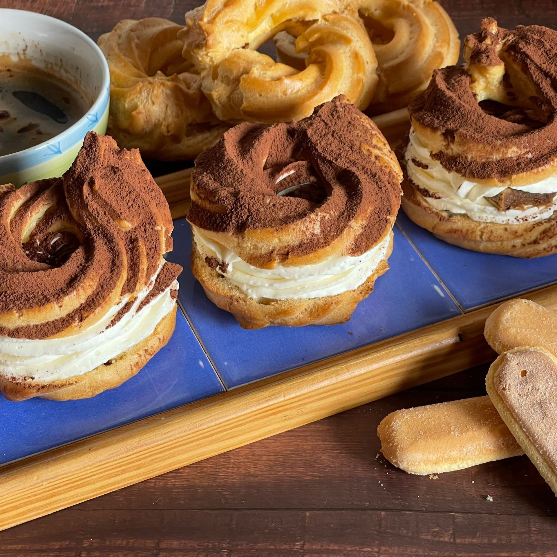 Un vassoio di pasticcini e una tazza di caffè su un tavolo