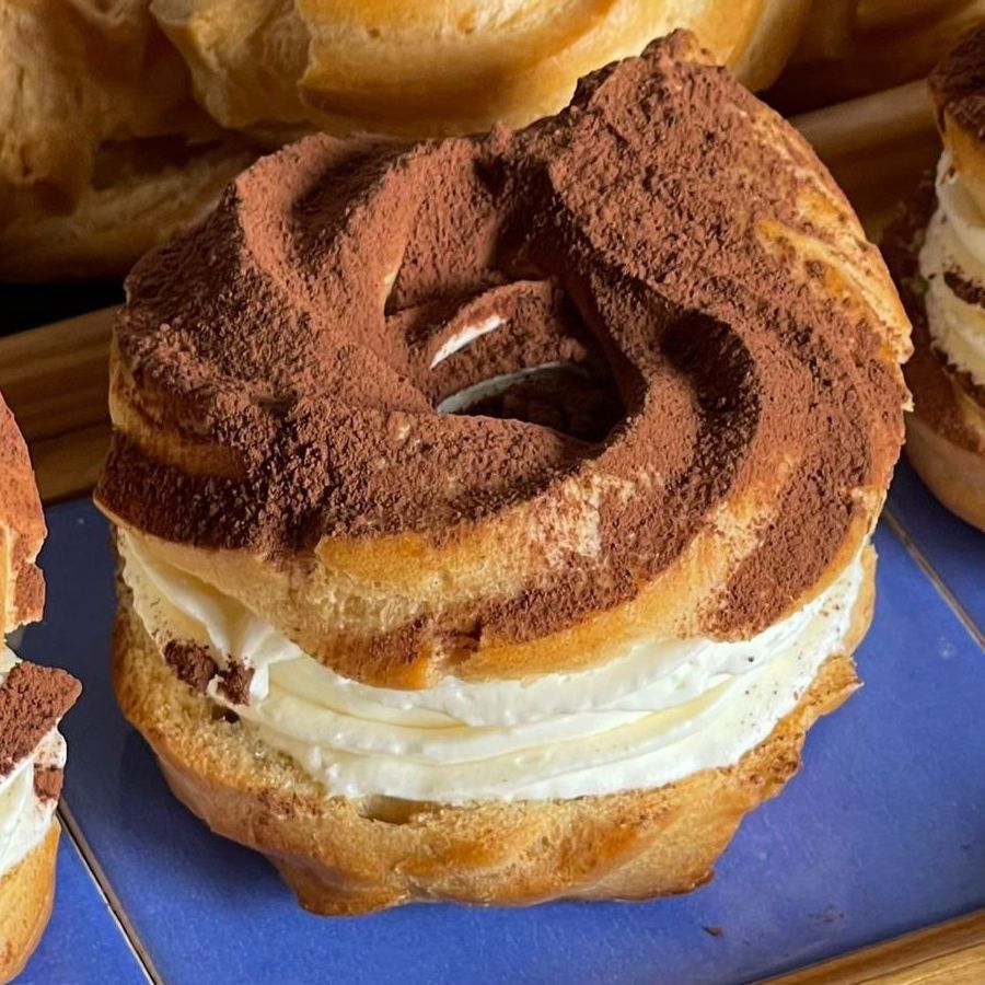 Un primo piano di una ciambella con panna montata sopra