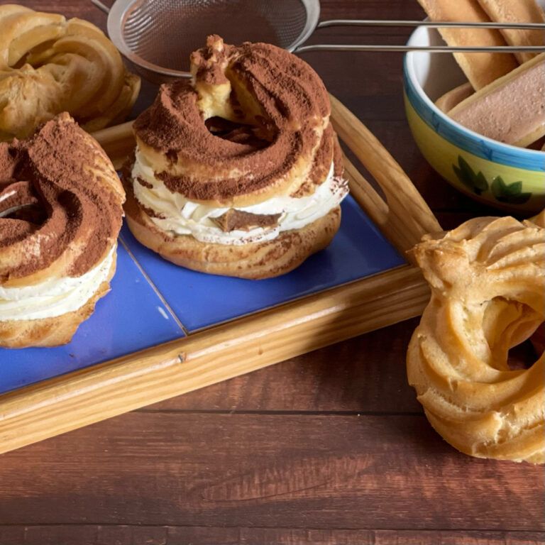 Un vassoio di legno con sopra alcuni pasticcini