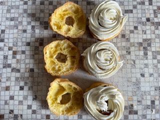 Tre cupcakes glassati sono appoggiati su un tavolo.