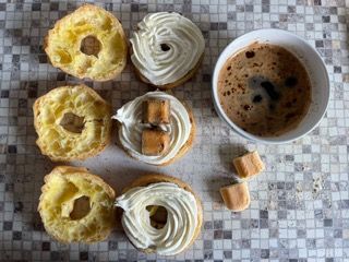 C'è una ciotola di caffè e una ciotola di dolcetti sul tavolo.