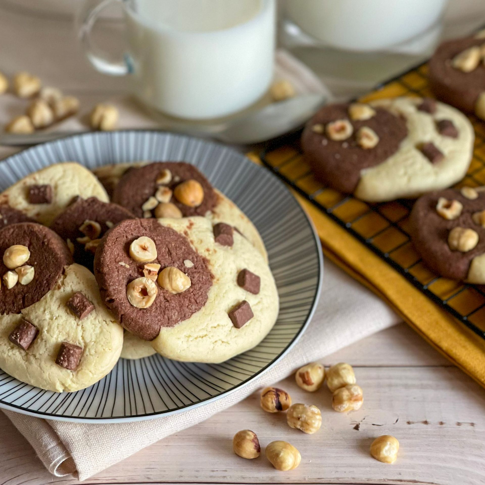 Un piatto di biscotti con cioccolato e nocciole sopra