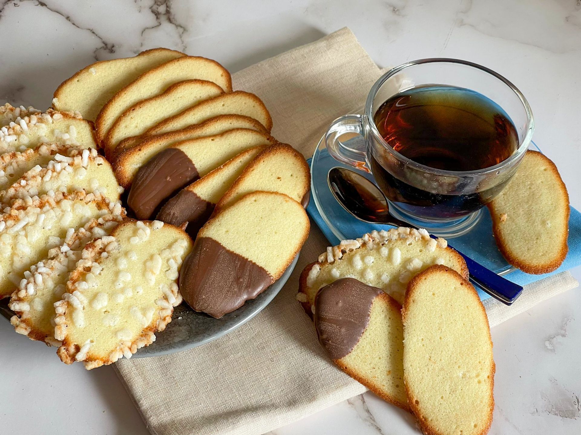 Un piatto di biscotti e una tazza di tè su un tavolo.