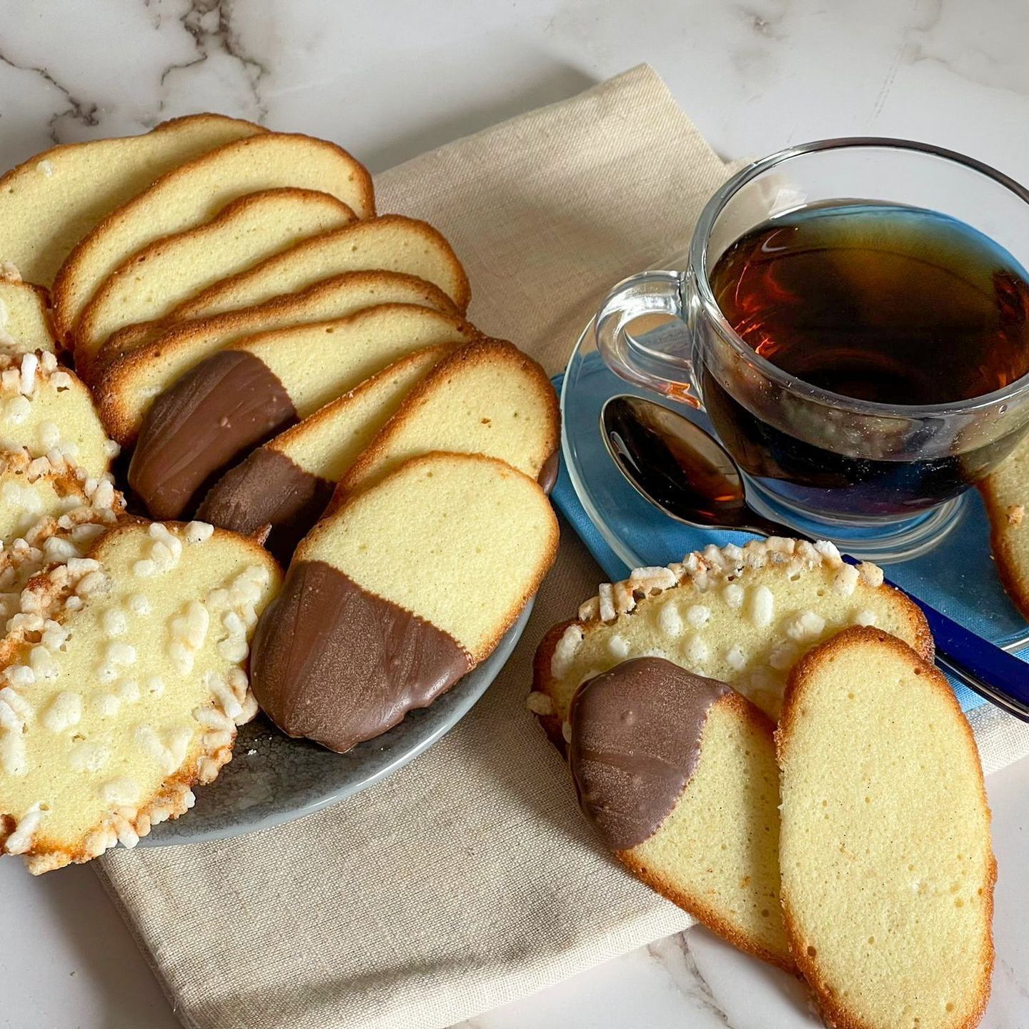 Un piatto di biscotti accanto a una tazza di tè
