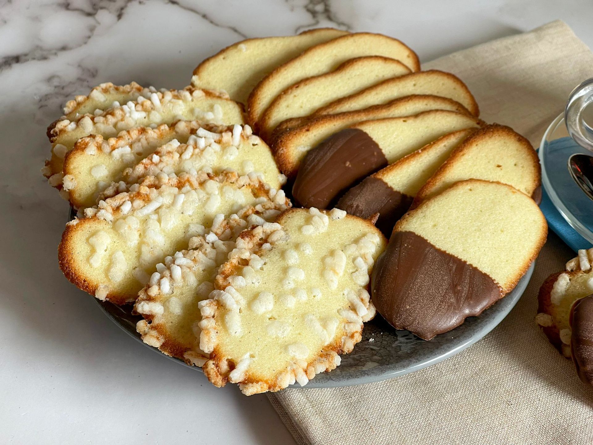 Ci sono molti tipi diversi di biscotti sul piatto.