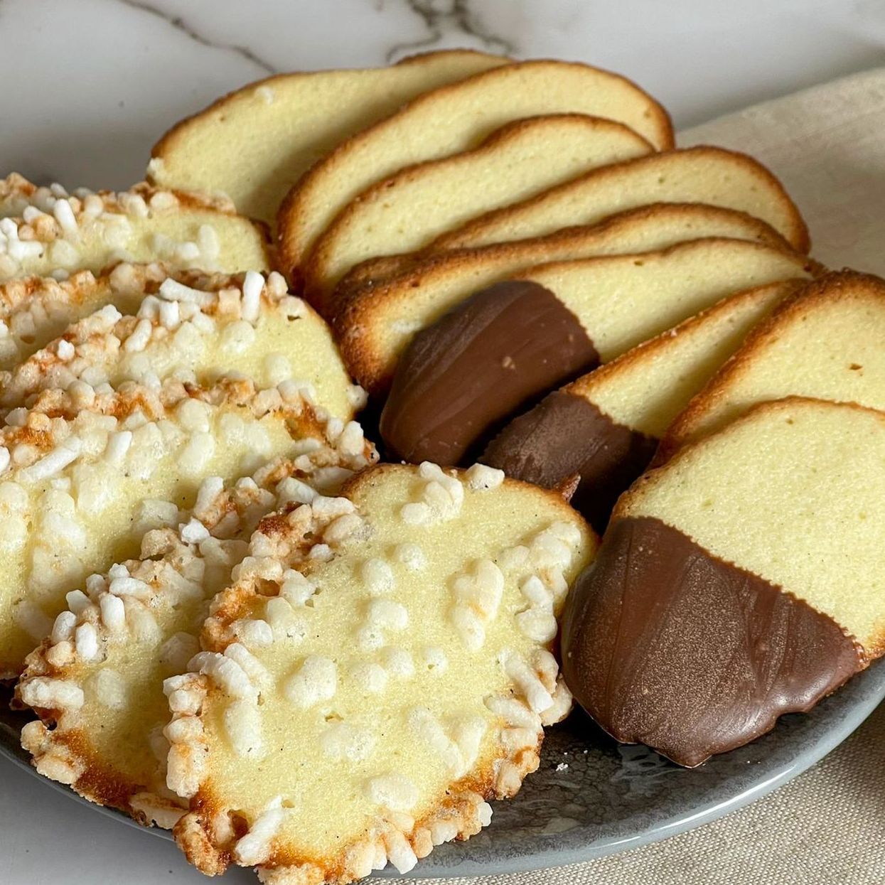 Un primo piano di un piatto di biscotti su un tavolo