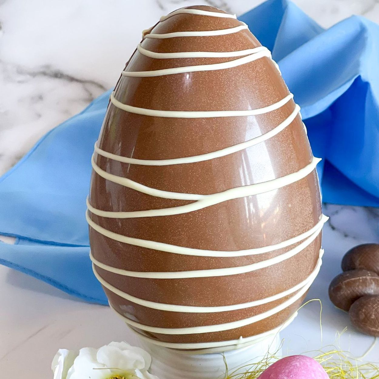 Un uovo di Pasqua di cioccolato con delle linee bianche sopra