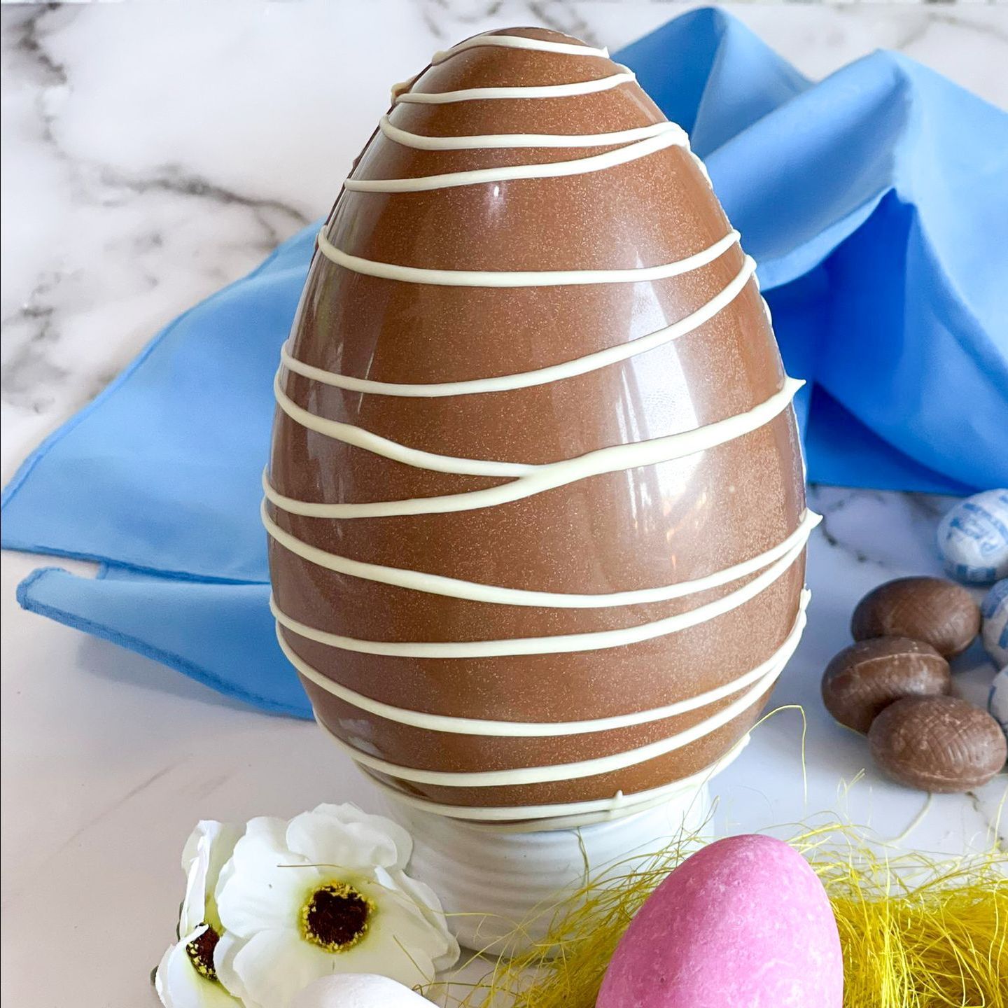 Un uovo di Pasqua di cioccolato con strisce bianche