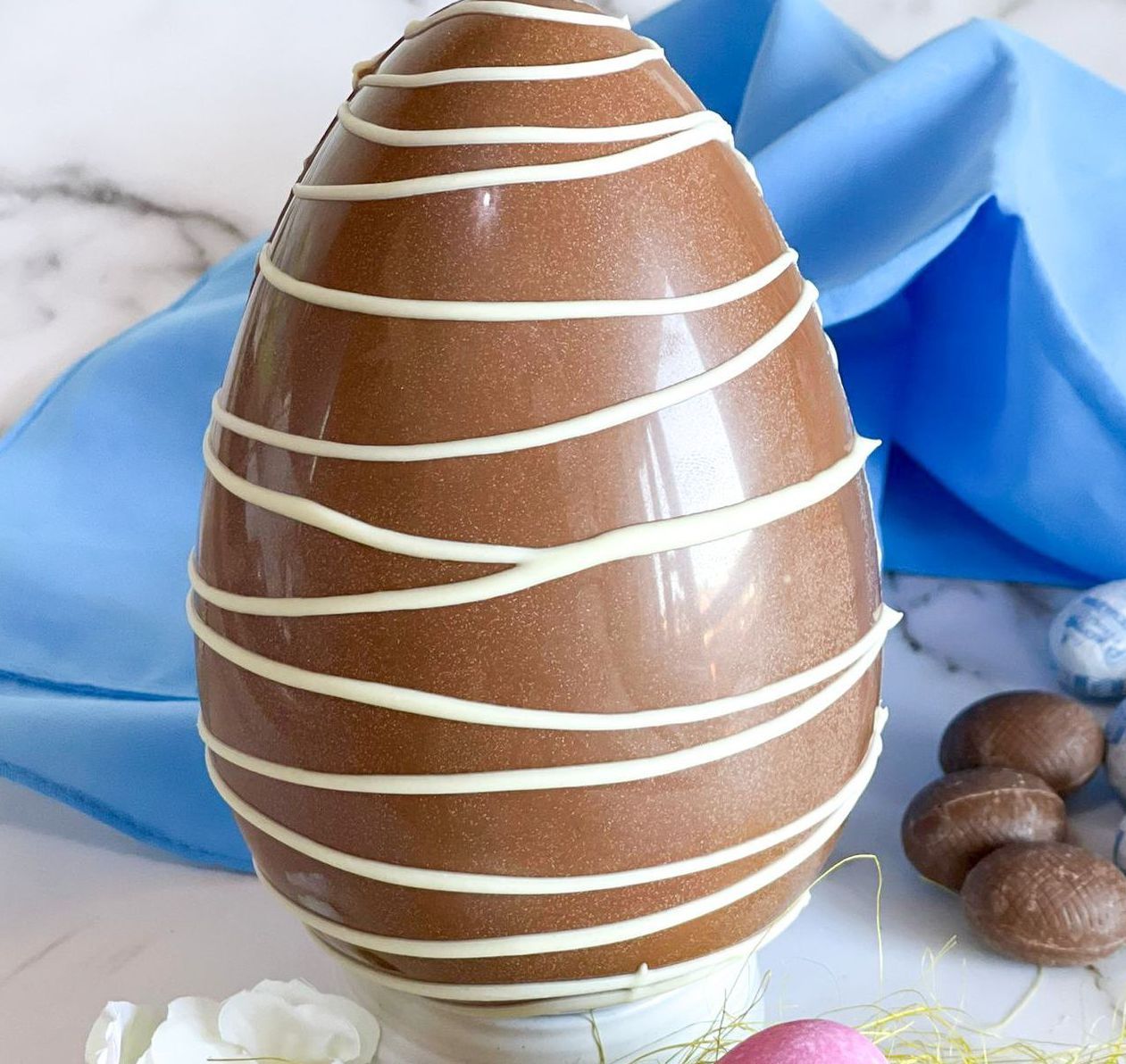Un uovo di Pasqua di cioccolato con glassa bianca sopra