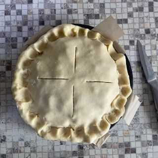 Una crosta di torta con una croce tagliata fuori