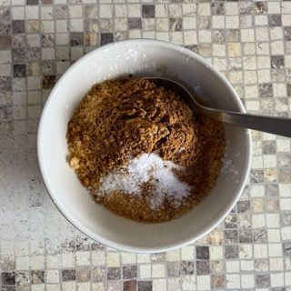 Una ciotola di cibo con un cucchiaio dentro