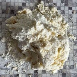 Un mucchio di farina è appoggiato su un tavolo a scacchi.