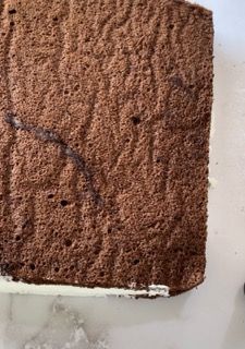 Un primo piano di un pezzo di torta al cioccolato su un piatto.
