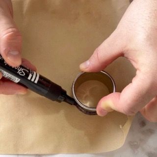 Una persona tiene in mano un pennarello con la scritta