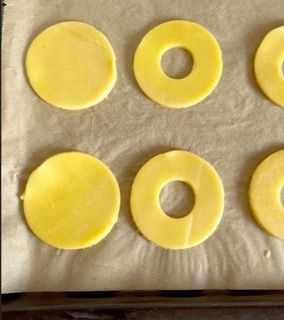 Un mucchio di cerchi gialli con dei buchi