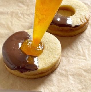 Un biscotto viene decorato con cioccolato e gelatina