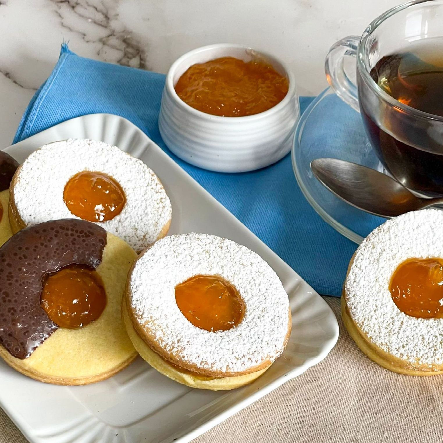 Un piatto di biscotti e una tazza di caffè su un tavolo