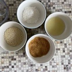 Un gruppo di ciotole piene di diversi tipi di cibo su un tavolo.