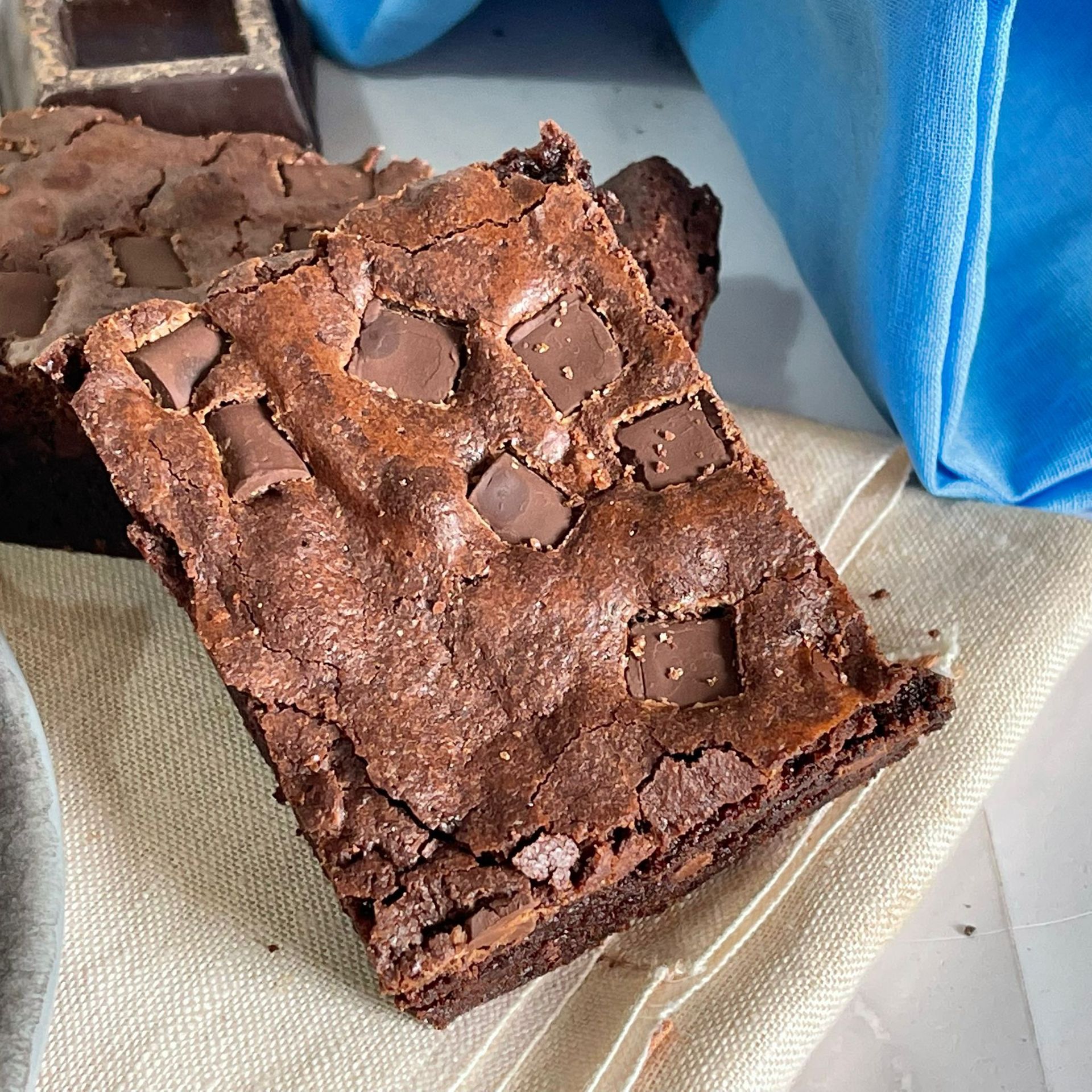 Un primo piano di un brownie con gocce di cioccolato su un tavolo.