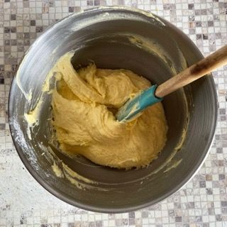 Una ciotola di pastella con una spatola dentro
