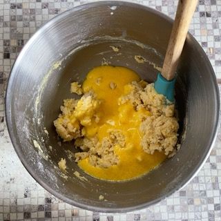 Una ciotola di cibo con un cucchiaio di legno dentro