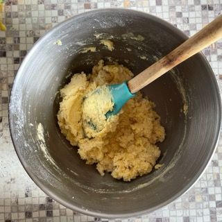Una ciotola di pastella con un cucchiaio di legno dentro