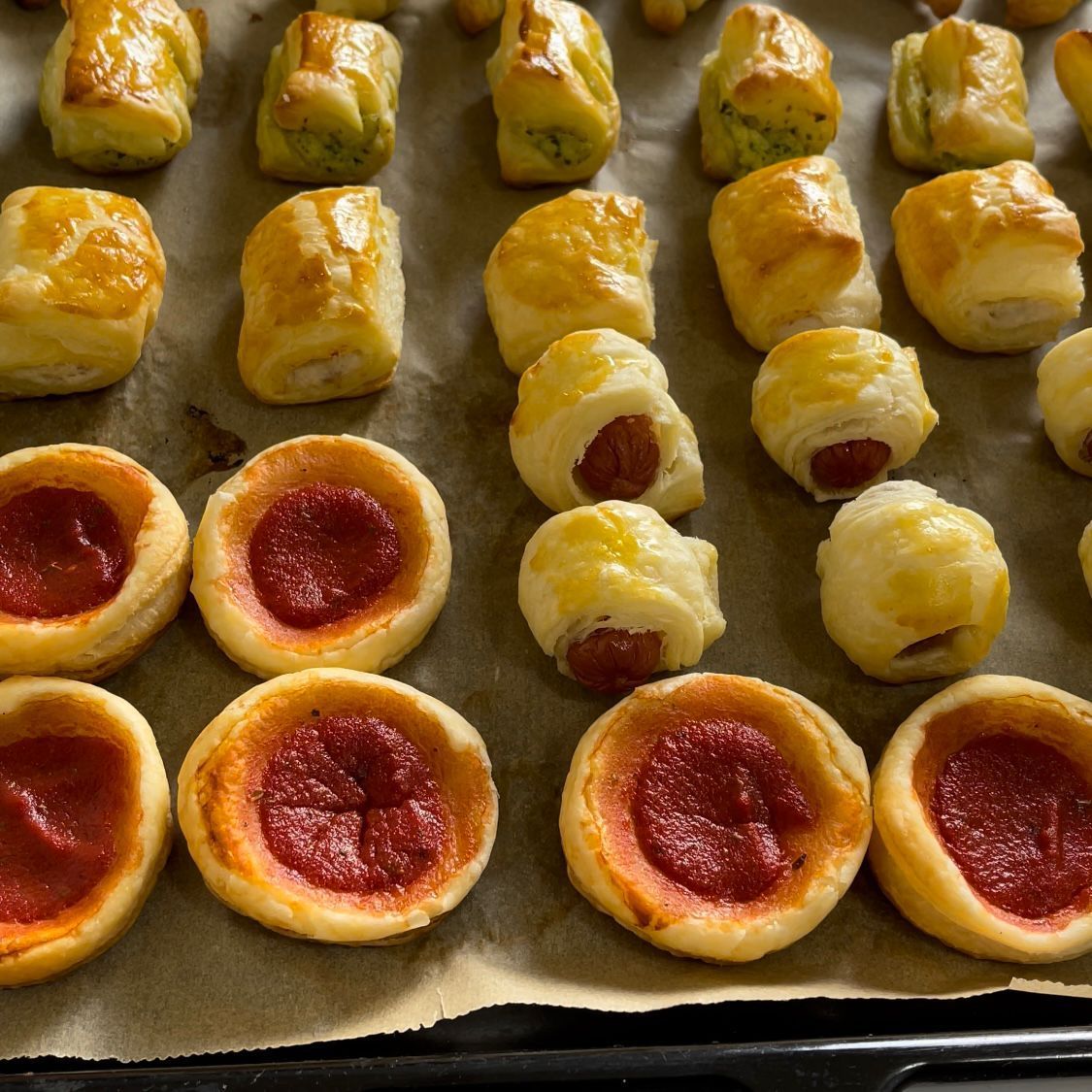 Un vassoio di pasticcini con sopra la salsa rossa