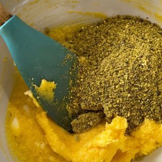 Una ciotola di cibo con una spatola blu dentro