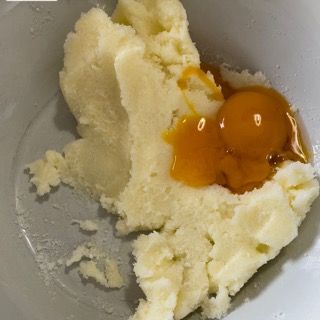 Una ciotola di purè di patate con dentro le uova