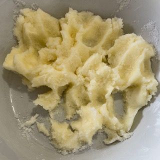 Un primo piano di purè di patate in una ciotola