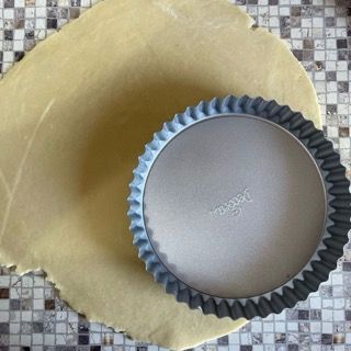 Una crosta di torta con una teglia per torta sopra