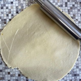Si usa un mattarello per stendere un pezzo di pasta