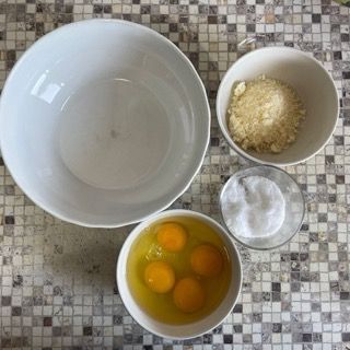 Ciotole di uova e altri ingredienti su un tavolo