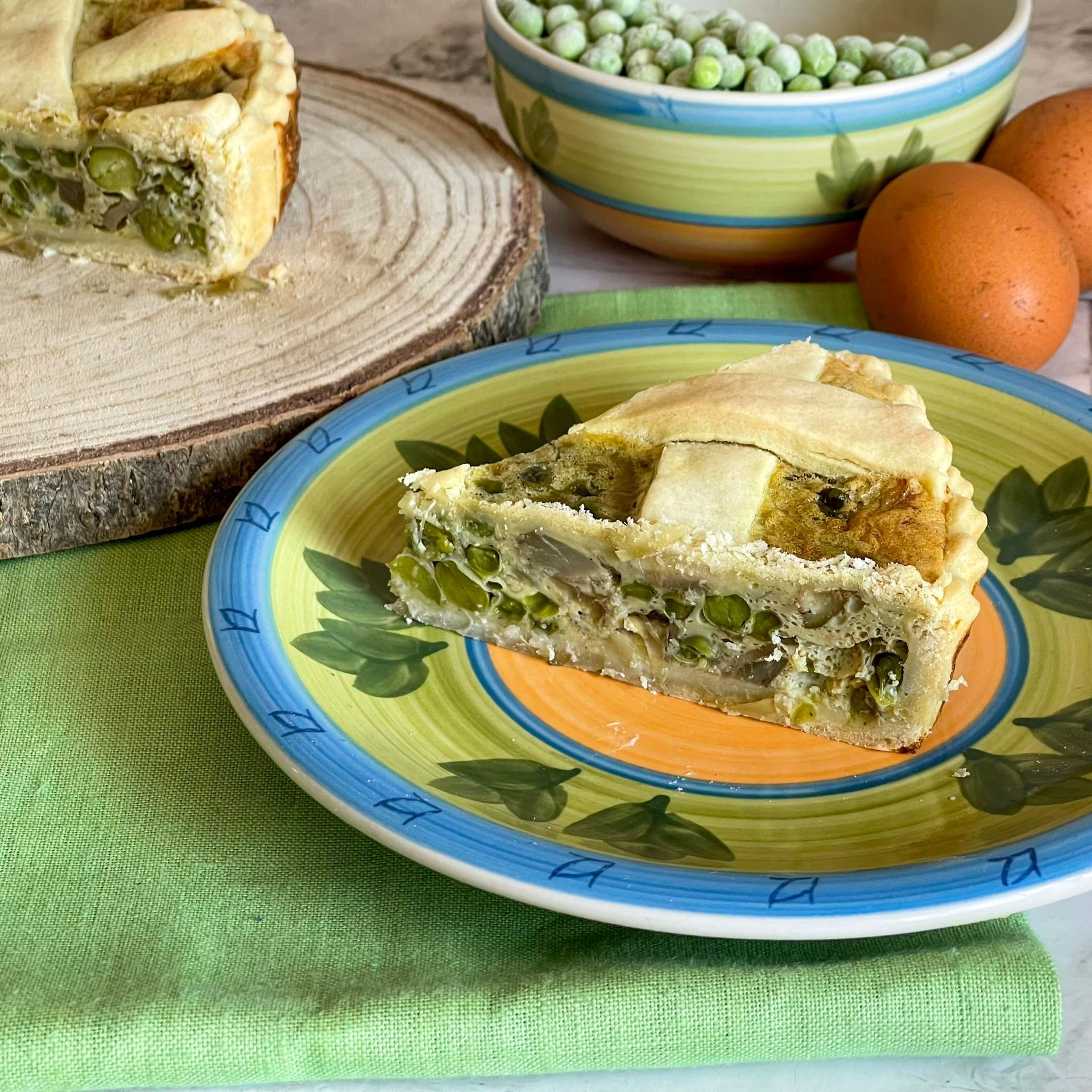 Un piatto colorato con una fetta di torta sopra