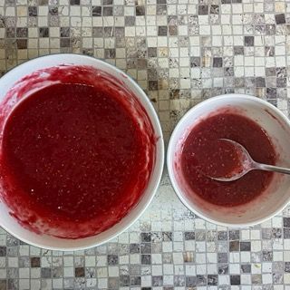 Due ciotole di liquido rosso con dentro dei cucchiai