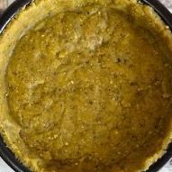 Primo piano di una crosta di torta farcita con salsa gialla in una padella.