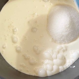 Un primo piano di una ciotola di yogurt con un cucchiaio dentro.
