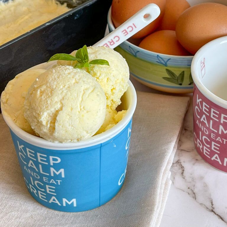 Gelato in una tazza con scritto mantieni la calma e mangia gelato