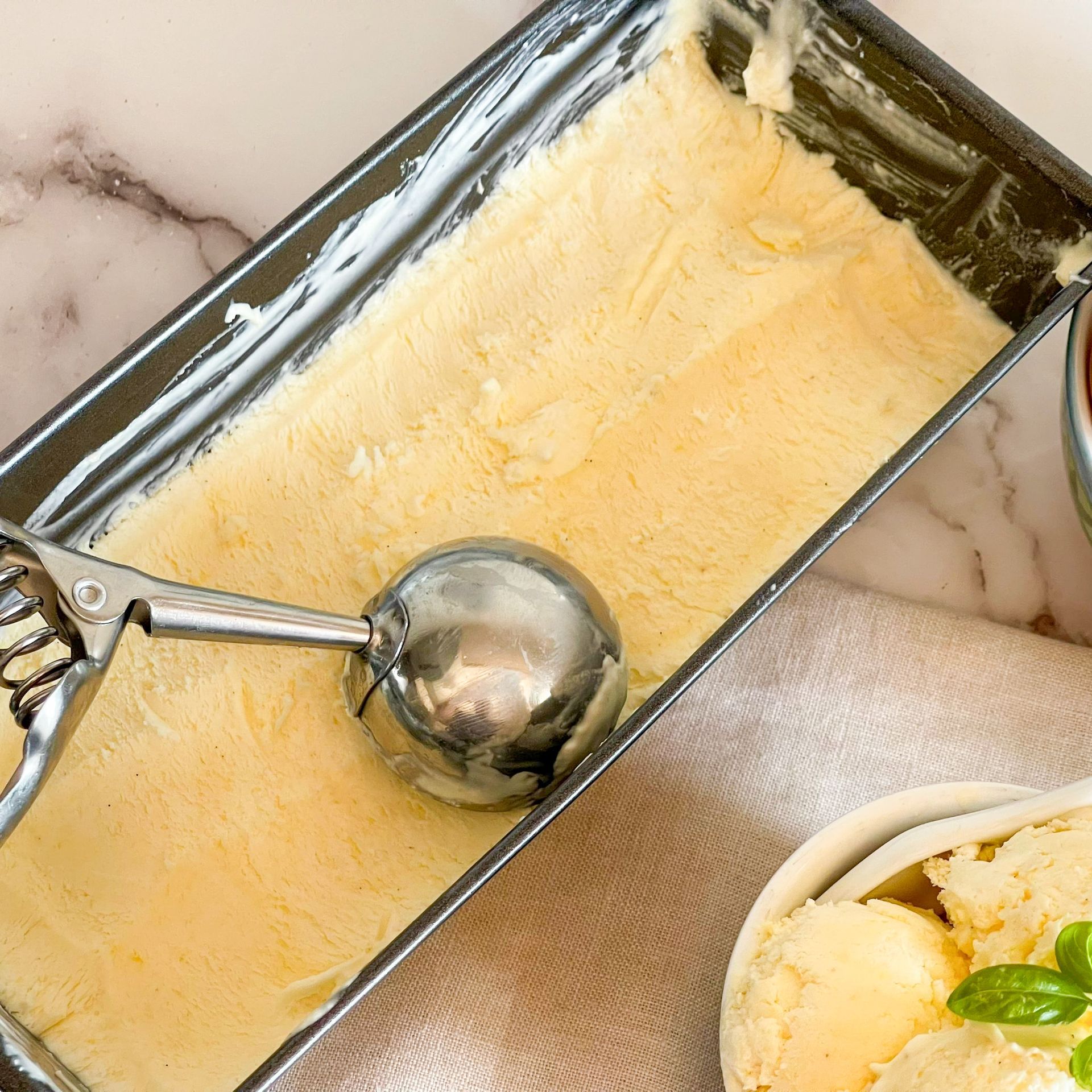Una vaschetta di gelato con dentro un cucchiaio da gelato.